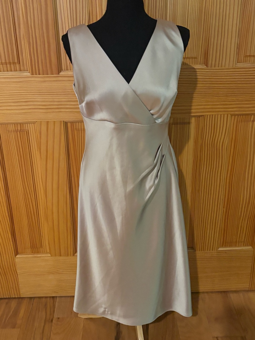 RALPH LAUREN Satin FINISH V-Neck Sleeveless Dress in Light Champagne size 4 NWT